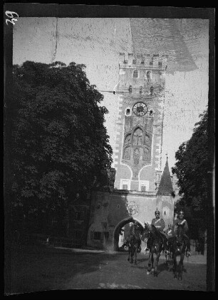 Landsberg am Lech (Lkr. Landsberg am Lech): 4 Reiter der Kavallerie vor einem Stadttor und dem [Bayertor] dahinter