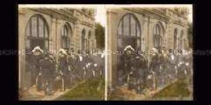 Gouverneur Barcley, Minister von Boetticher und weitere Herren in Uniform und Anzug