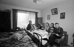 Bregenz, Hörbranz: Europadorf, Wohnzimmer Familie Frey mit Familie Czorny