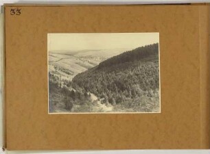 Der Zechengrund am Keilberg (rechts) im Erzgebirge nach Südosten, im Hintergrund Oberwiesenthal, aus dem Album zum 20-jährigen Jubiläum des Landesvereins Sächsischer Heimatschutz