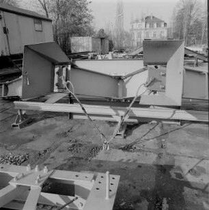 Zum Kranflug vorbereitetes Teil einer Stütze mit Anschlagmittel (Drahtseil und verschraubte Schäkel)