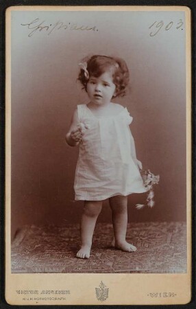 Christiane von Hofmannsthal als Kleinkind mit 16 Monaten im Herbst 1903