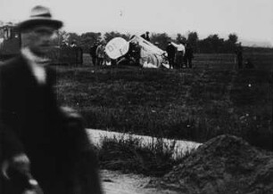 Abgestürztes Flugzeug auf dem Flugplatz Dresden-Kaditz (?) (Szene aus einem Dokumentarfilm)