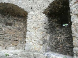 Stadtbefestigung-Ansicht im Ostnordosten (höhe Brunnengasse) - Hufeisenturm von Westen über Stadtseite im Inneren - Erdgeschoß mit Schießkammern (querliegende Büchsenscharten)