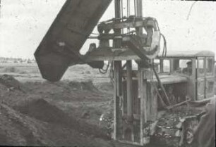 Ladegerät beim Abkippen nach links Traktor DT - 54