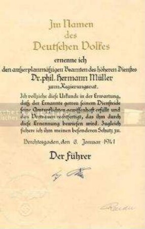 Ernennungsurkunde des Beamten Hermann Müller zum Regierungsrat, signiert (Faksimile) von Adolf Hitler