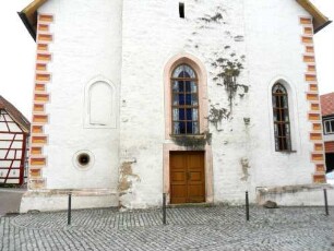 Evangelische Kirche - Kirchturm von Osten - Erd- und Mittelgeschoß mit beidseitiger Langhauserweiterung (im Südteil vermauertes rundbogiges Fenster mit Jahr 1566 im Schlußstein-Bauinschrift)