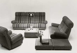 Sitzgruppe (Modell 4105) : Leipziger Herbstmesse, 1974. Sitzgruppe mit Beistelltischen und Couchtisch (1974; Polstermöbelkombinat Oelsa-Rabenau (PMK))