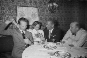 Private Aufnahmen. Feier in kleinem Kreis, links der Bordfotograf Franz Grasser