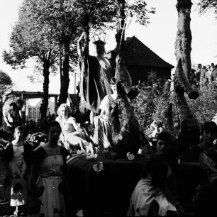 Karpfenfest: Umzug: Paul-von-Schoenaich-Straße: Festwagen, Neptun mit Nymphen und Seepferdchen, Begleiterinnen: hinten links "Hotel Stadt Hamburg": oben rechts an Böschung von Kirchsteig Bäume, Zuschauer, 11. Oktober 1959