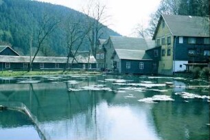 Teich, dahinter ehemalige Gaststätte mit Kegelbahn