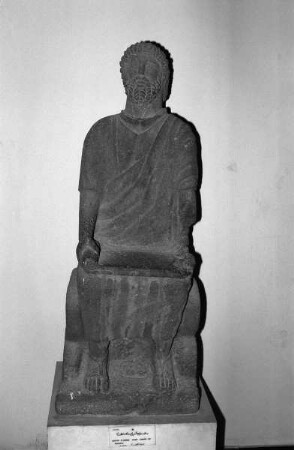 Sitzstatue mit Rotulus