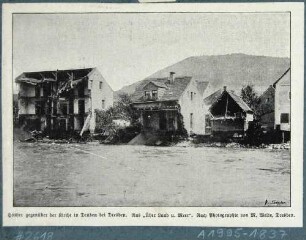 Vom Hochwasser am 30./31. 7. 1897 zerstörte Wohnhäuser gegenüber der Kirche in Deuben (Freital)