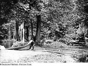 Spreewald. Vorrichtung zum Kahnüberziehen