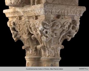 Kapitell mit männlichen Figuren, Adler und kämpfenden Tieren - S2Sh51