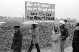 Sasbach: Kundgebung gegen Bleiwerk Marckolsheim und Atomkraftwerk Wyhl; Großplakate