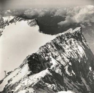 Oberbayern. Wettersteingebirge. Zugspitze (2962 m), links Schneefernerhaus, vorn Gipfelweg