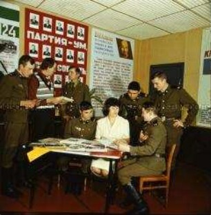 Sowjetische Soldaten im VEB Stahl- und Walzwerk Hennigsdorf "Wilhelm Florin"
