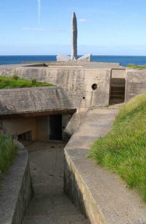 Frankreich. Basse Normandie. Calvados. Pointe du Hoc. Omaha Beach. Bunkeranlage und Gedenksäule