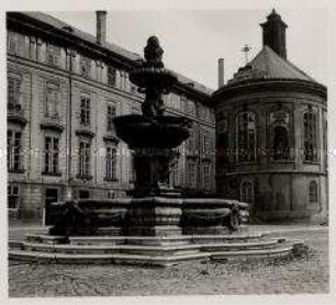 Das hunderttürmige Prag, Prager Burg, Brunnen im zweiten Burghof