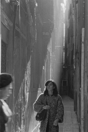 Frau in einer schmalen Gasse