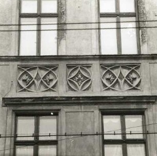 Cottbus, Friedrich-Ebert-Straße 45. Wohn-und Geschäftshaus (1896). Fassadenteil mit Ornamentspiegeln