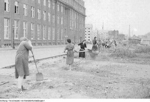 Dresden, Nationales Aufbauwerk (NAW), Arbeitseinsatz an der Wallstraße, Kinderkrippe Striesen, Wohnungsbau, Offenstall in Hellerau, Spielplatz in Striesen, NAW in Waltersdorf (Sächsische Schweiz), Aufbausonntag mit einer Kapelle der Nationalen Volksarmee der DDR (NVA), u.a., Mai 1959 - April 1960