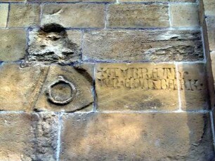 Hauptschiff Westseite - Wappenrelief Süd mit Inschrift