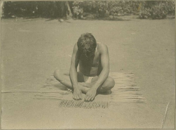 Kobéua weaving baskets