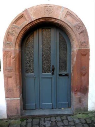 Stadtbild-Alte Färberei (Jahr 1620) - Erdgeschoß mit Rundbogig gewändeter Tür (Renaissance mit Ornamentierungen) und Jahr 1620 im Schlußstein in Übersicht