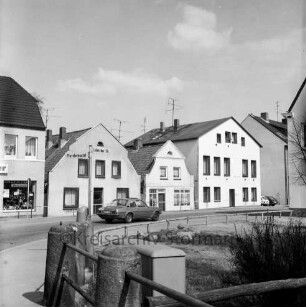 Lübecker Straße Ecke Pferdemarkt: parkender Pkw vor Gebäuden, Blick von der Hagenstraße ("Lübecker Tor") Richtung Nordosten