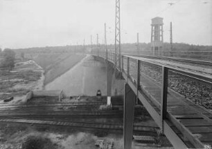 Industrie-Kraftwerk. Eisenbahnbrücke der zweigleisigen elektrifizierten Grubenbahn für Kohletransport über Gleisanlagen der Werkbahn : Lauta (Niederlausitz). Industrie-Kraftwerk. Eisenbahnbrücke der zweigleisigen elektrifizierten Grubenbahn für Kohletransport über Gleisanlagen der Werkbahn