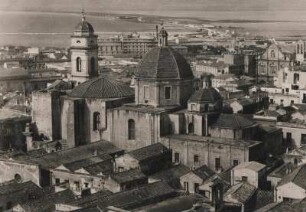 Cagliari. Sardinien. Italien Blick über die Altstadt (Castello). In der Bildmitte der Dom zu Cagliari, die Kathedrale von Cagliari Santa Maria di Castello. Im Hintergrund der Hafen