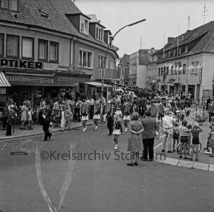 Schützenfest: Veranstalter Bürgerschützengilde von 1627 e.V. Bad Oldesloe: Umzug: Bahnhofstraße / Besttorstraße: vorn Musikkorps: dahinter Schützenmannschaften und Fahnenträger: am Straßenrand Zuschauer: 25. Juli 1976