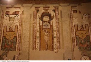 Scheinarchitektur mit mythologischen Szenen und Landschaften zwischen Groteskendekoration, Grotesken mit Viktoria und Flussnymphe