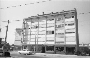 Baufertigstellung des Eckgebäudes "Am Entenfang 6"/Ecke Lameystraße, Sitz der Zweigstelle Mühlburger Volksbank.