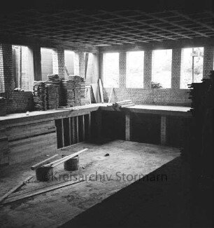Realschule [später Alfred-Rust-Realschule]: Wulfsdorfer Weg: 1. Bauabschnitt: in Bau: Richtfest: Innenaufnahme: Sohle und Wandverschalungen für Lehrschwimmbecken, 18. August 1960
