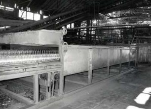 Freital, Dresdner Straße 136. Glashütte Freital. Werkhalle. Innenansicht mit Produktionsanlage