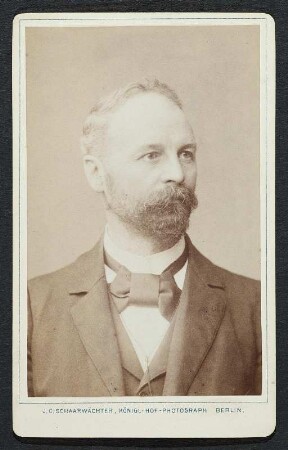 Porträt Ferdinand Schrey : Foto-/Bildersammlung Stenografische Sammlung. Porträt Ferdinand Schrey. Photographie. Carte de visite (1896; J. C. Schaarwächter). Dresden: SLUB P a 0533