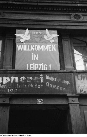 Sichtwerbung für das IV. Parlament der FDJ über dem Hauseingang der Lessingstraße 29