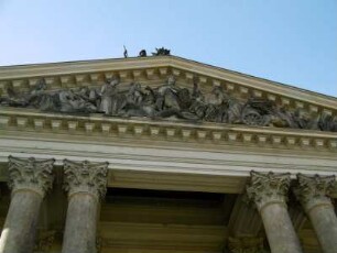 Ausstellungsgebäude, Giebelfeld, Ausschnitt: Saxonia empfängt die Huldigung der Künste