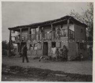 Wehrmachtssoldaten, Griechenland, Griechisches Bauernhaus in Mazedonien