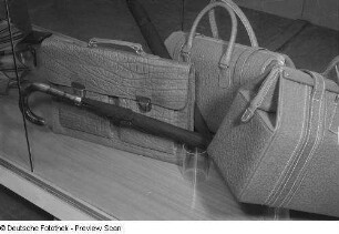 Ledertaschen und Regenschirm in einer Vitrine auf der Leipziger Frühjahrsmesse