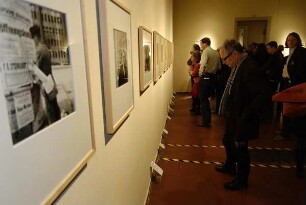 Besucher in der Ausstellung