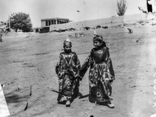 Zwei Mädchen in einheimischer Tracht auf einer Freifläche : Samarkand. Zwei Mädchen in einheimischer Tracht auf einer Freifläche