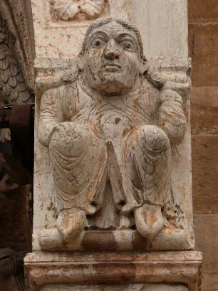 Marmorfigur an der Fassade des Domes von 1187