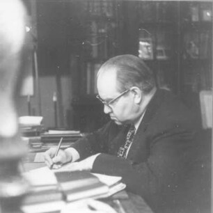 David Oistrach (1908-1974; Geiger) am Schreibtisch in seiner Moskauer Wohnung, März 1972