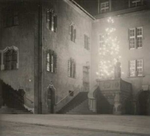 Plauen, Rathaus. Weihnachtsbaum im Lichterschmuck am Standbild Heinrichs von Plauen