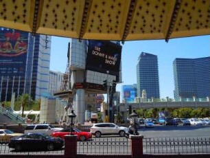 Straßenszene am Las Vegas Boulevard : Beiderseits des ca. 6 Kilometer langen Las Vegas Boulevard ("the strip") stehen die Hochhaushotels und Vergnügungsstätten der Spielerstadt, aufgenommen in Las Vegas am 9. August 2012