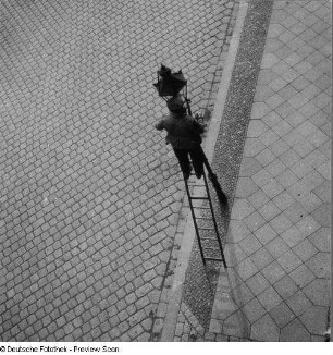 Laterenenputzer - Lamp cleaner : Berlin. Blick auf einen Laternenputzer